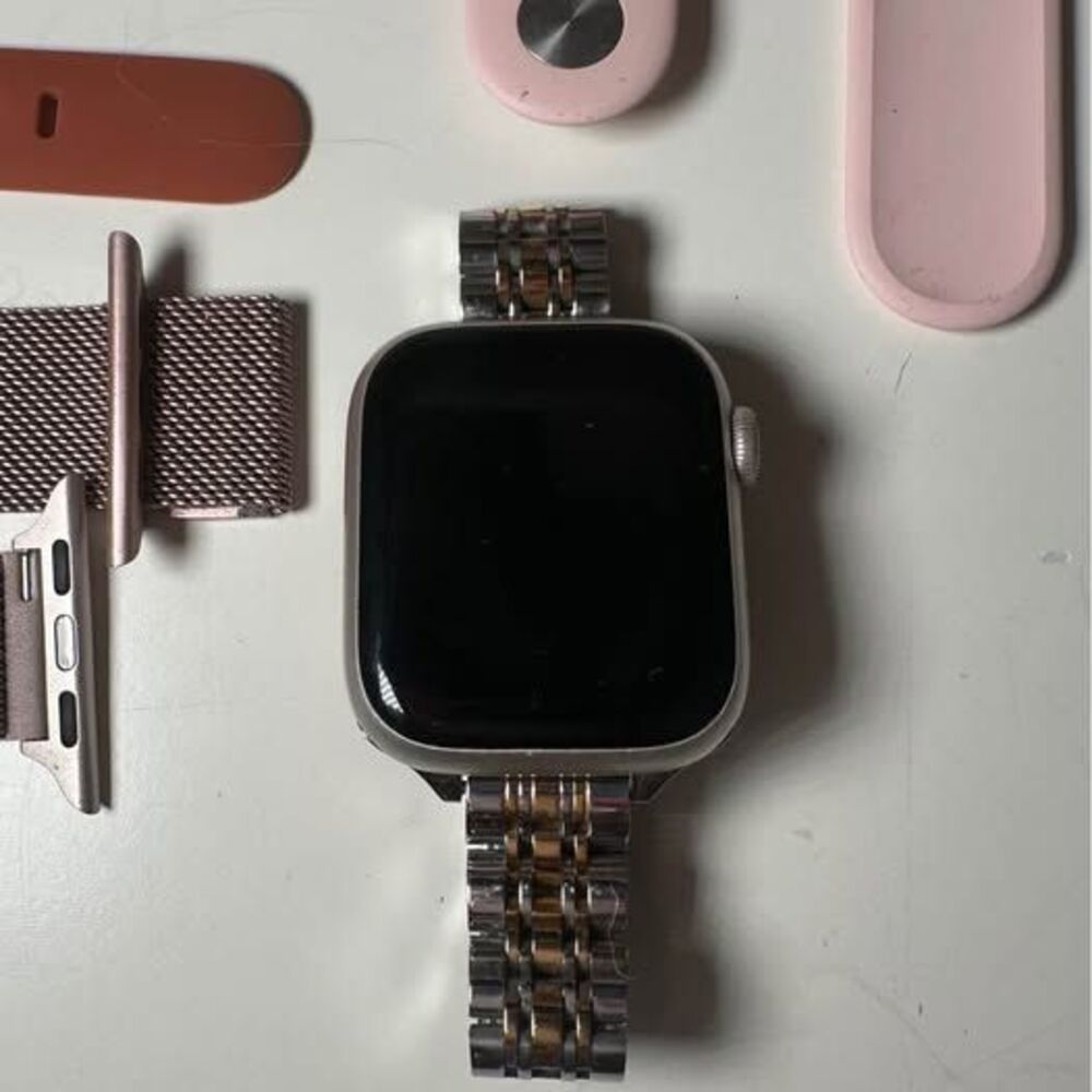 Apple Watch Series 7 (GPS) + free charger and 2 free watch bands
